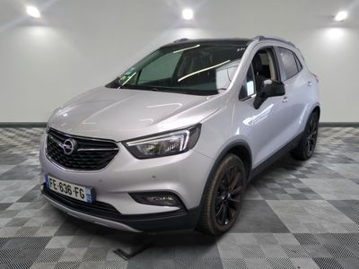 Le nouveau SUV Opel est garé dans le showroom.
