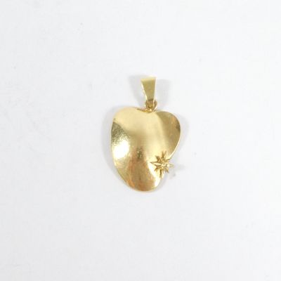 une image représentant un pendentif en forme de pomme dorée sur fond blanc