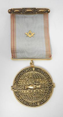 gros plan d'une médaille sur une surface blanche