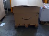 une boîte en carton sur laquelle est dessiné un sourire, dans une pièce