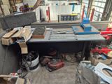 un établi avec de nombreux outils
