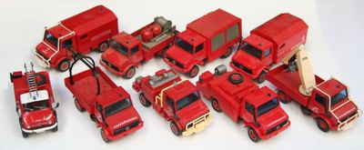beaucoup de petits camions rouges en plastique posés sur la table