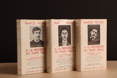 trois livres posés sur une table