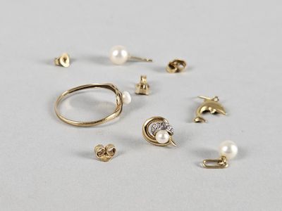 un assortiment de bagues de différents types sur un fond blanc