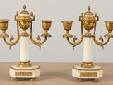paire de candélabres anciens en laiton et marbre, sur des socles en marbre