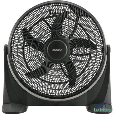 un ventilateur noir sur un pied, devant un fond blanc