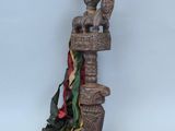 une image représentant une statue d'une femme avec un oiseau sur l'épaule