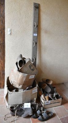 une pile de chaussures posée sur le sol à côté d'une porte