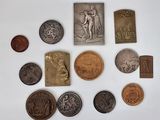 de nombreuses pièces de monnaie différentes sur une surface blanche