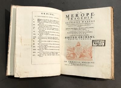 un livre ouvert sur une table, sur lequel est apposé un tampon