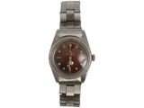 une montre en argent avec un cadran marron sur fond blanc