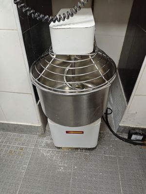 un mixeur posé par terre dans la cuisine