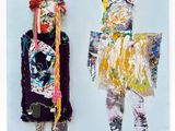 Deux œuvres d'art sont exposées sur une surface blanche