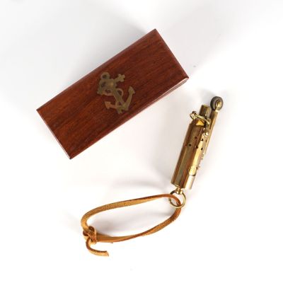 une petite boîte en bois à laquelle est attaché un porte-clés en laiton