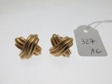 une paire de boucles d'oreilles dorées ornées d'un motif en forme de nœud