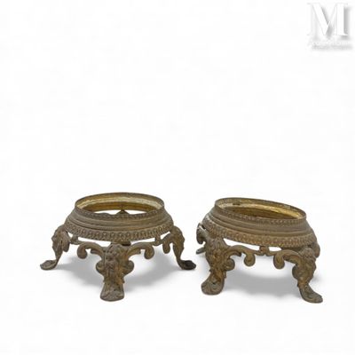 Paire de socles en bronze doré, circulaire à décor de raie d…