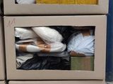 une pile de boîtes empilées les unes sur les autres