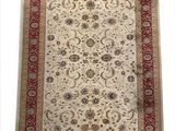 un tapis blanc avec une bordure rouge et une bordure dorée