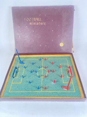 une boîte sur laquelle est représenté un match de football