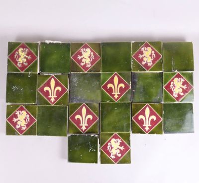 plusieurs carreaux verts et rouges ornés de fleurons dorés