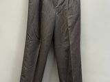 un gros plan sur un pantalon suspendu à un cintre
