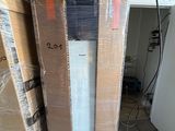 une grande pile de cartons et un réfrigérateur dans une pièce