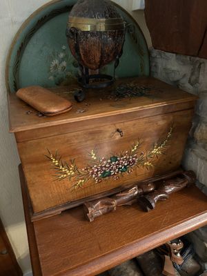 une caisse en bois sur laquelle sont posés tout un tas d'objets