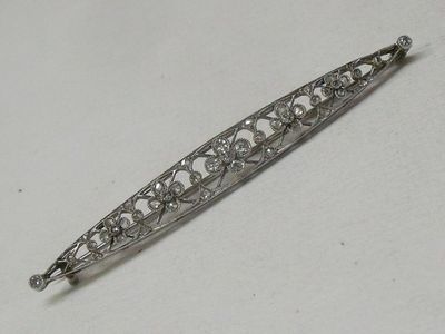 Broche barrette en or blanc 18K, rehaussée de 5 fleurs serti…