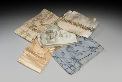 plusieurs types de mouchoirs disposés sur une table