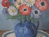 une peinture de fleurs dans un vase bleu sur une table