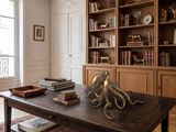 une table basse sur laquelle sont posés des livres, dans un salon