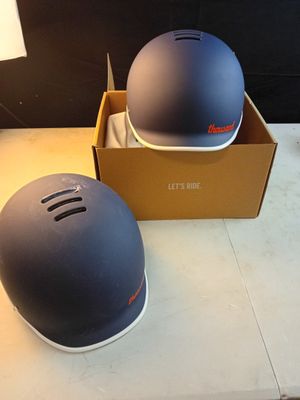 deux casques posés sur une table à côté d'une lampe