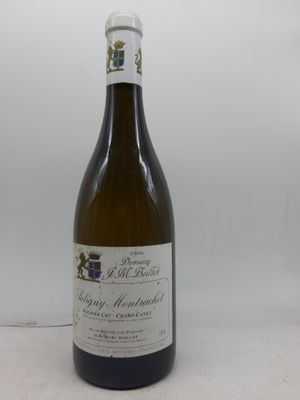 une bouteille de vin posée sur une table
