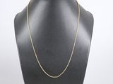 un collier à chaîne en or sur le cou d'un mannequin