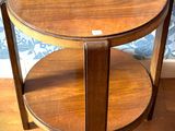 une table en bois avec un plateau en verre, posée sur un parquet en bois massif