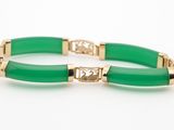 un gros plan d'un bracelet vert posé sur une surface blanche