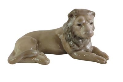 une figurine représentant un lion couché par terre