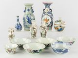 de nombreux types de vases et de bols sur la table