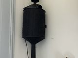 une horloge accrochée au mur à côté d'une paire de chaussures