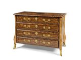 La commode est en bois et est dotée de poignées en laiton.