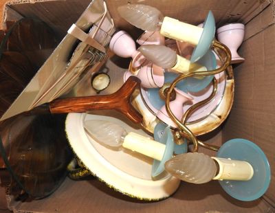 une boîte en carton remplie d'objets divers et une paire de lunettes de soleil