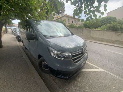 une camionnette garée au bord de la rue