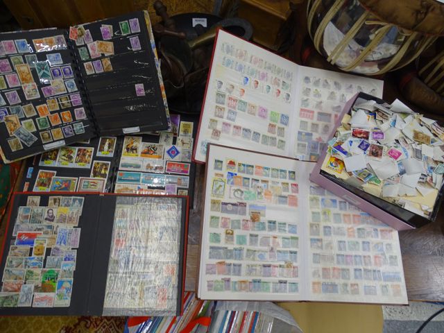 Lot de philatélie 5 albums de timbres et lot de timbres en vrac