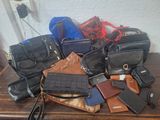 beaucoup de sacs à main posés sur une table