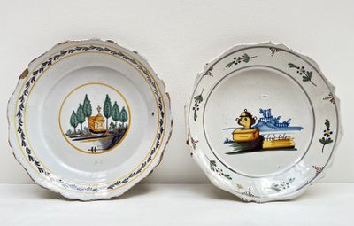 deux assiettes avec l'image d'un bateau et un bateau dessus