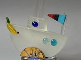 une sculpture en verre représentant un bateau surmonté d'une banane