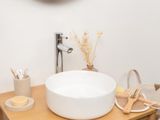 un lavabo blanc posé sur un meuble-lavabo en bois