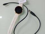une montre branchée sur un chargeur posé sur une table