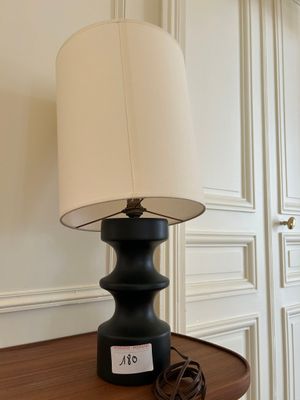 une lampe posée sur une table dans une pièce