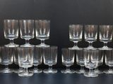 un grand nombre de verres à vin vides posés sur une table